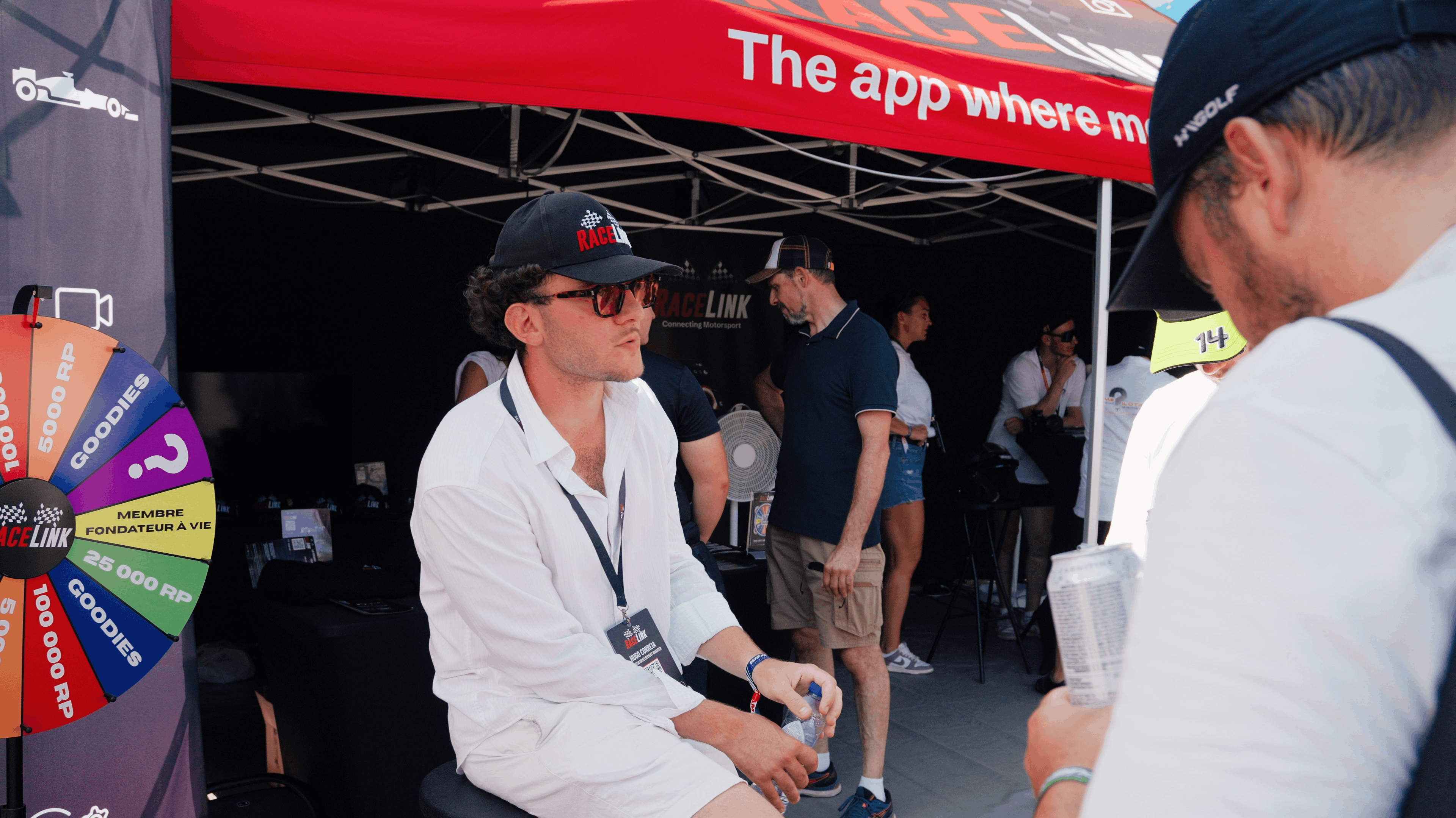 Le Hub Racelink : stand premium avec simulateurs, Roue de la Fortune et Batak au cœur du paddock